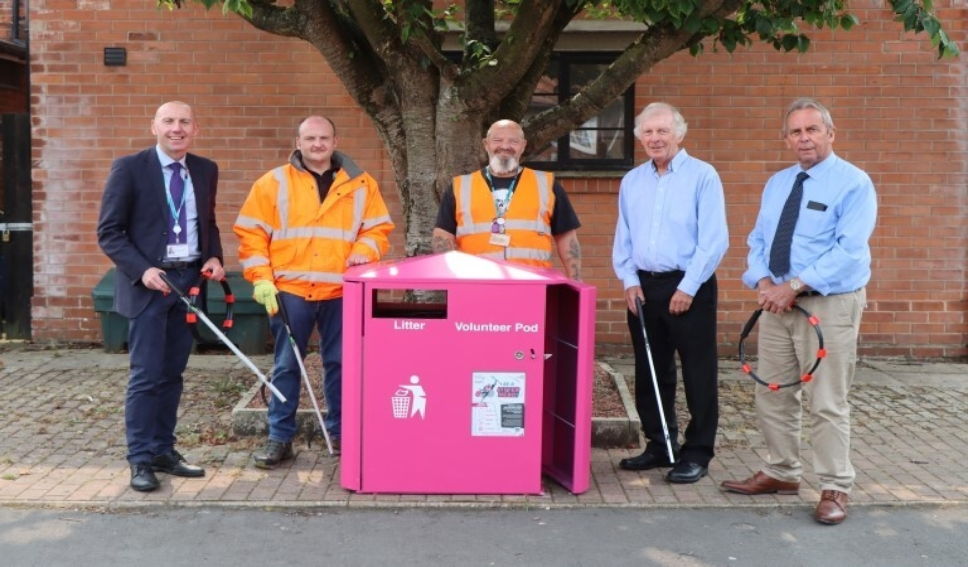 Litter picking burton stather for web 768x450 1